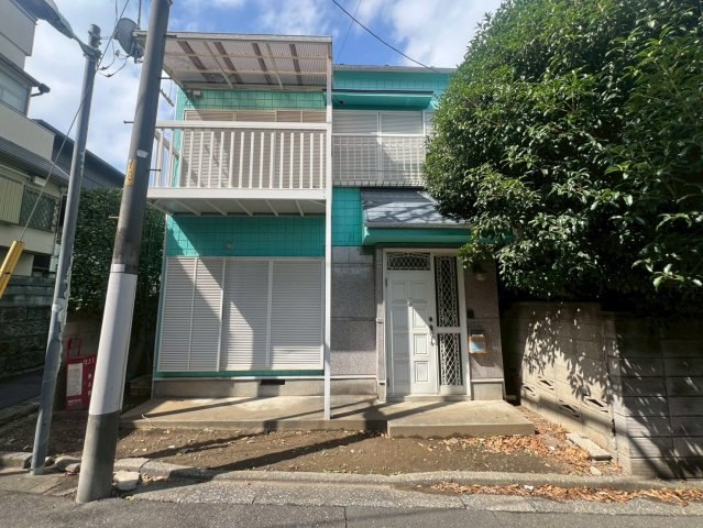 豊島区駒込　新築戸建の外観|間口も広く、車庫入れも楽々です。