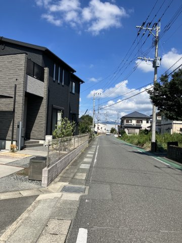 大刀洗町鵜木　太陽光付築浅戸建の前面道路含む現地写真