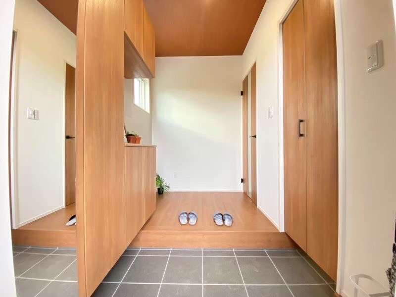 大刀洗町鵜木　太陽光付築浅戸建の玄関