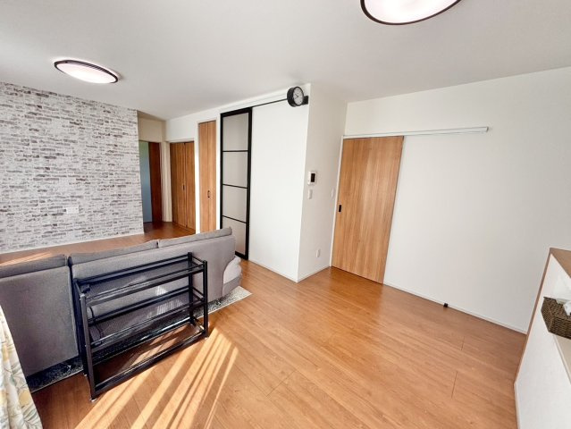 大刀洗町鵜木　太陽光付築浅戸建の居間・リビング