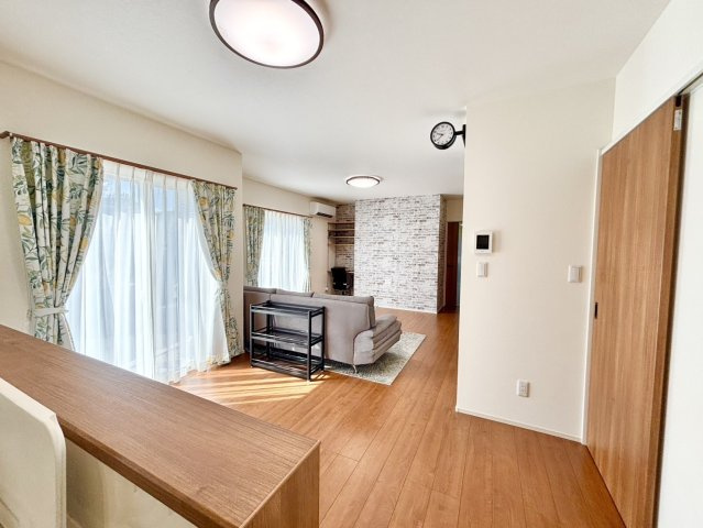 大刀洗町鵜木　太陽光付築浅戸建の居間・リビング