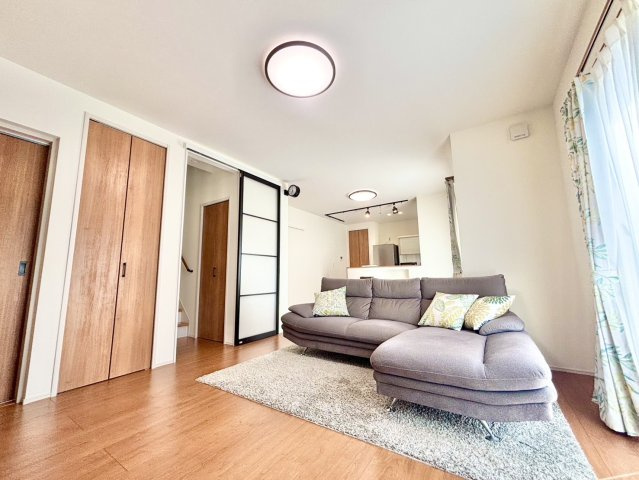 大刀洗町鵜木　太陽光付築浅戸建の居間・リビング