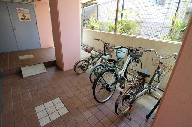 レジデンスアゼリアの駐車場