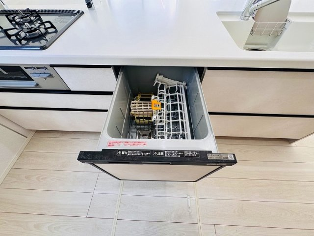 【キッチン】 | 和光市南1丁目　新築分譲住宅　全5棟（成増店） | 食器洗乾燥機標準装備。食後の片づけがはかどり、夫婦の時間を作ってくれます。