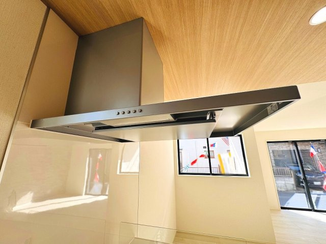 【キッチン】 | 和光市南1丁目　新築分譲住宅　全5棟（成増店） | 整流板付きでお掃除がしやすいスリムタイプ型レンジフードを採用。