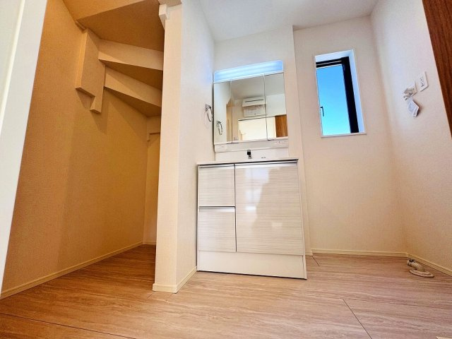 【独立洗面台】 | 和光市南1丁目　新築分譲住宅　全5棟（成増店） | 奥様嬉しい三面鏡付洗面化粧台採用。収納力もございます。