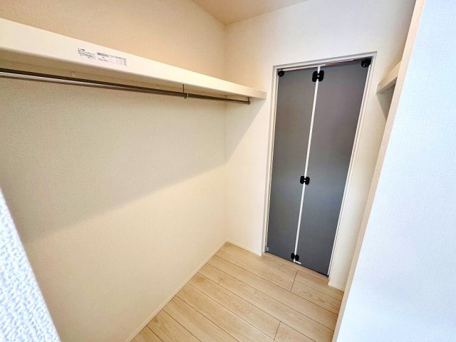 【収納】 | 和光市南1丁目　新築分譲住宅　全5棟（成増店） | ファミリークローク内の様子。ハンガーパイプ付枕棚を採用。