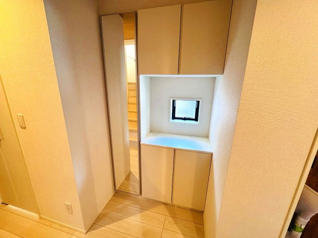 【玄関】 | 和光市南1丁目　新築分譲住宅　全5棟（成増店） | 季節の飾り付け等ディスプレイが出来、すぐ持ち出したい物の置場にも重宝するコの字型シューズボックス採用☆