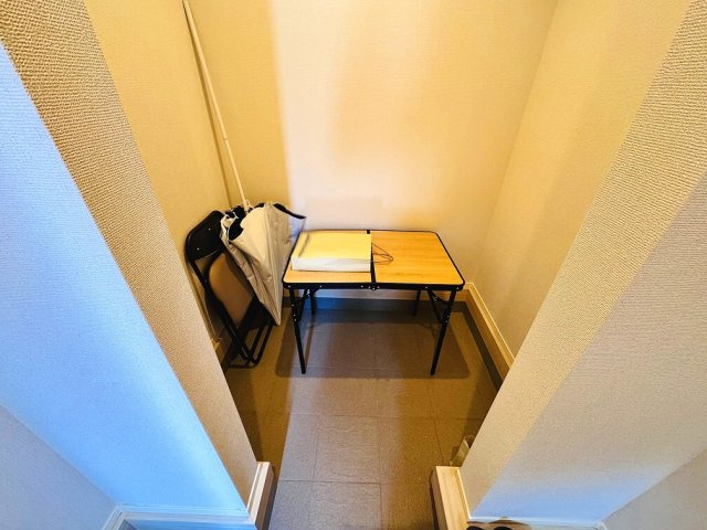 【その他】 | 和光市南1丁目　新築分譲住宅　全5棟（成増店） | ベビーカーやアウトドア用品などがスッキリと収まる大型SIC(土間収納)※画像内のテーブル、椅子等は販売対象に含みません。