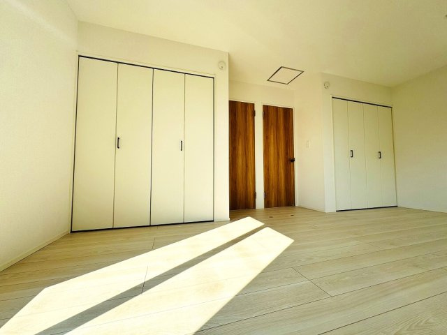 【洋室】 | 和光市南1丁目　新築分譲住宅　全5棟（成増店） | 10.5帖の洋室。将来的に壁を入れ間仕切りすることにより2間に部屋を分けられるフレキシブルルームを採用。（壁の設置には別途費用がかかります）