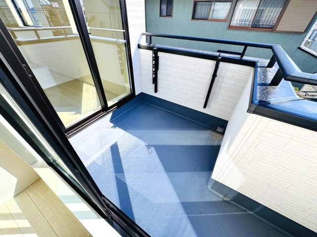 【バルコニー】 | 和光市南1丁目　新築分譲住宅　全5棟（成増店） | 10.5帖の洋室と7帖の洋室からアクセス可能な2WAYバルコニー