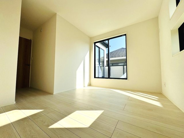 【洋室】 | 和光市南1丁目　新築分譲住宅　全5棟（成増店） | 7帖の洋室。明るい日差しが差し込んでいます。