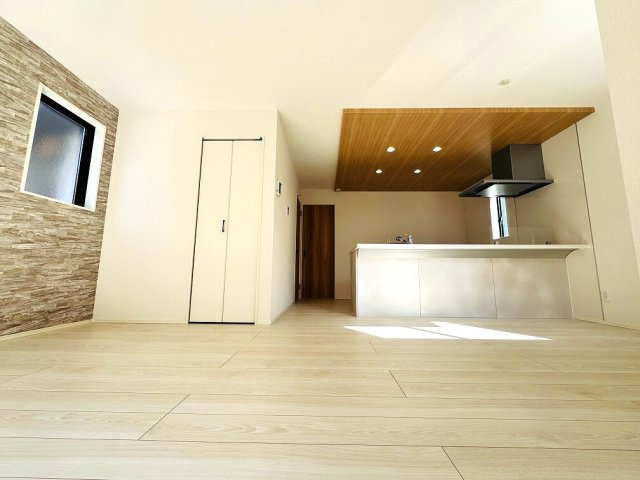 【居間・リビング】 | 和光市南1丁目　新築分譲住宅　全5棟（成増店） | 玄関からの2WAYで使えるファミリークロークを採用した明るいリビング