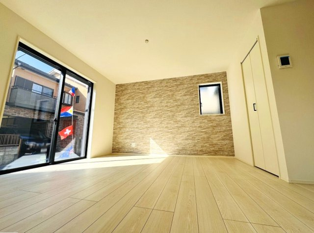 【居間・リビング】 | 和光市南1丁目　新築分譲住宅　全5棟（成増店） | 一部、デザインクロスを採用し、趣のあるリビング