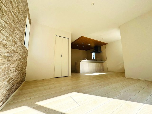 【居間・リビング】 | 和光市南1丁目　新築分譲住宅　全5棟（成増店） | 玄関からの2WAYで使えるファミリークロークを採用した明るいリビング