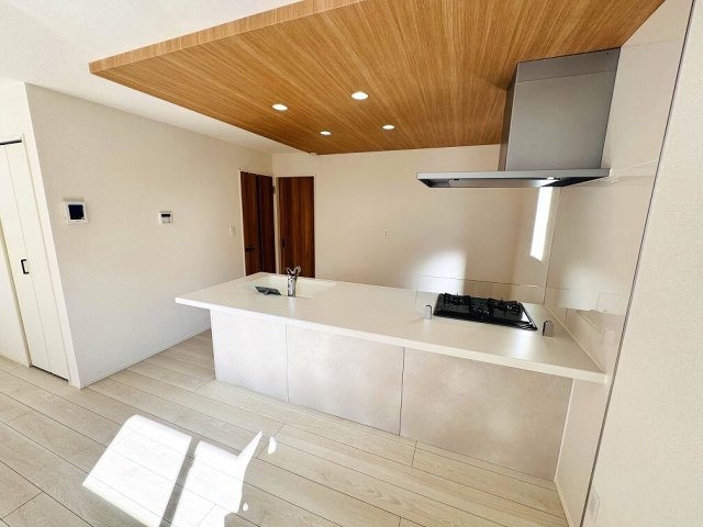 【キッチン】 | 和光市南1丁目　新築分譲住宅　全5棟（成増店） | 人気のおしゃれなオープンスタイル（ペニンシュラキッチン）を採用。キッチンからリビングを見渡しやすい☆
