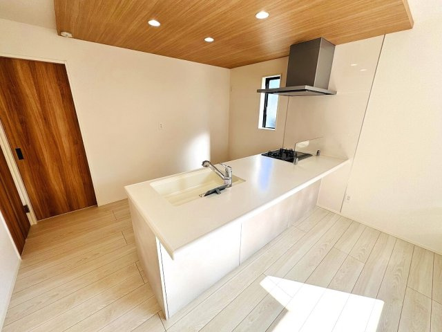 【その他】 | 和光市南1丁目　新築分譲住宅　全5棟（成増店） | キッチン上にはポップアップ天井を採用。デザイン性を高めています。