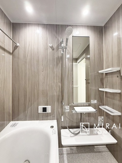 【浴室】 | 清潔感のあるホテルのような広い浴室が自慢です。疲れた日にはお湯をためてリラックスタイムを楽しみたいですね、今はスマホも防水の時代です、半身浴をしながら動画視聴、漫画視聴、楽しく過ごしたいですね^^
