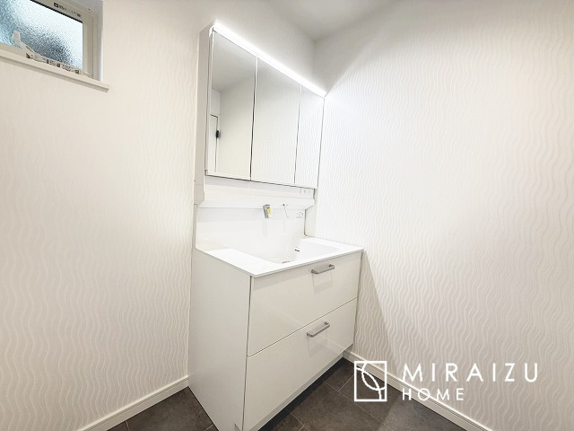 【独立洗面台】 | 高級感漂う洗面台です。鏡の後ろの収納棚もとても充実しております。コスメが大好きな奥様も、女子力高いご主人様もきっとご満足いただける収納力です。三面鏡なので、ヘアセットにも便利です。
