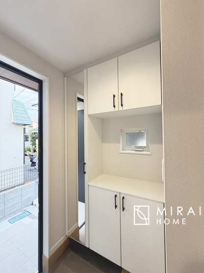 【玄関】 | いってきます♪ただいま♪明るい声が聞こえてきそうな玄関。ナチュラルなカラーがとても清潔感のある造りです♪
