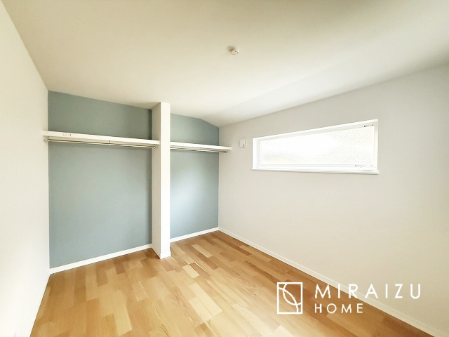 【洋室】 | 居心地の良さそうなリラックスできる空間。独立性のある建物ですので、ご自分の時間を大切にしたご家族様にぴったりです！
