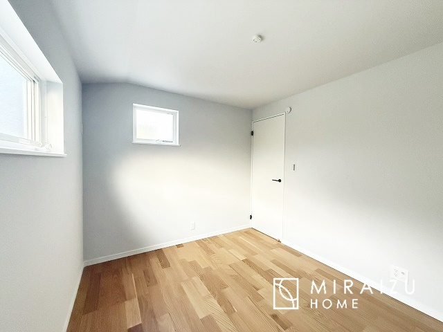 【子供部屋】 | 広さのある洋室は、ご夫婦様の寝室にぴったりですね。ご主人様の趣味のものや書斎などにも使用できるくらいの広さが嬉しいです。収納もばっちり完備してますのでお荷物が多いご家族様も安心してお暮しいただけます！