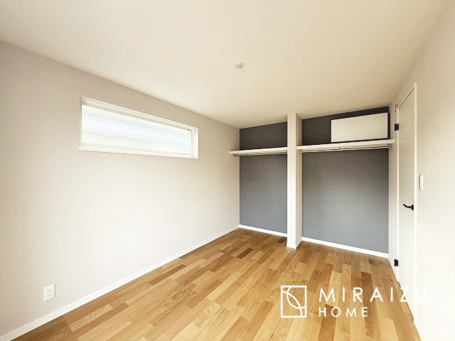 【洋室】 | お子様のお部屋にも主寝室にも使えますね。窓が二面についていますので採光もばっちり、空気の入れ替えもOK！自分のお部屋を持ちたいお子様の夢を叶えます！
