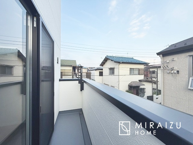 【バルコニー】 | 小鳥の鳴き声で目覚める朝、爽やかな風が入ります。太陽の陽射しでお洗濯物がカラッと乾き、気持ちの良い洋服とお布団で快適に過ごせます。