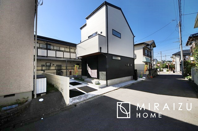 【外観】 | 青く澄み渡った綺麗な空と、陽の光をたっぷりと受ける、そんな新築住宅で新生活をスタートしてみませんか？見学・ご相談等、ミライズホーム(株)までお気軽にご連絡下さい。