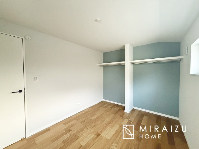 【洋室】 | 心も体も癒されるゆったりと落ち着いた洋室。窓が多いつくりになっています。窓が多いと明るい空間を保ち、室内へ気持ちの良い風も取り込んでくれます。