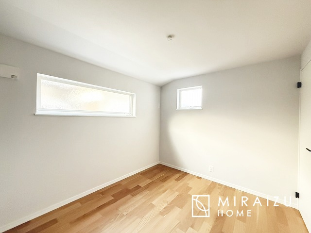 【洋室】 | 収納あり、自然な採光ありの洋室。家族みんなが気持ち良く目覚められる、過ごしやすい主寝室などにもお勧め。もちろん、ペットもご一緒に。