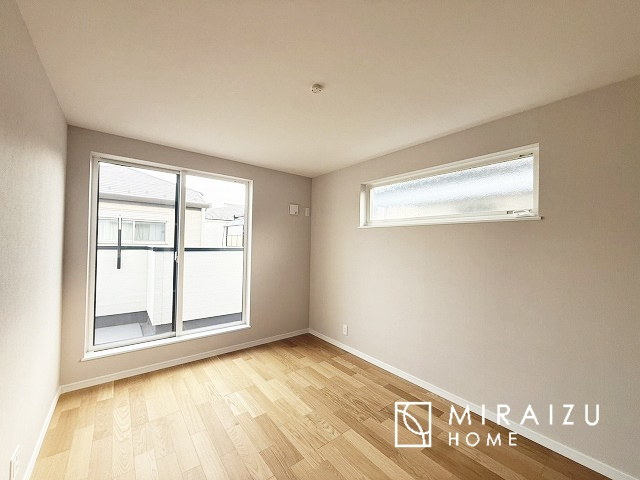 【洋室】 | 床のフローリングもオシャレな洋室が嬉しいです。独立性のある住宅ですので、各居室それぞれ、テイストの違うお部屋インテリア造りをしても面白いかもしれませんね！