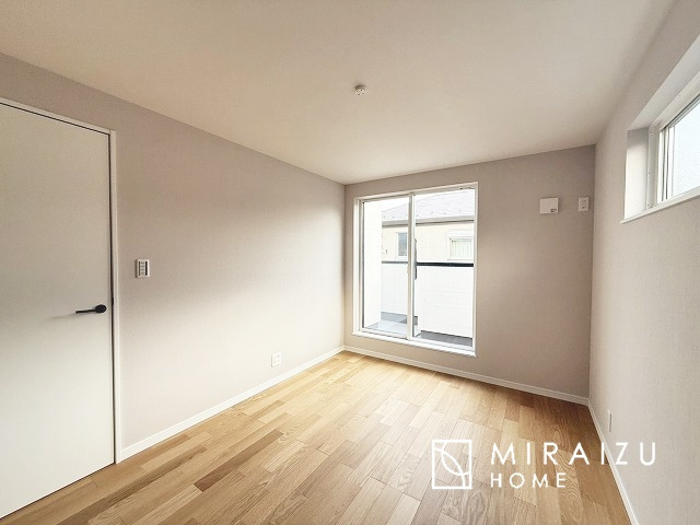 【洋室】 | 小鳥の鳴き声で目覚める朝、爽やかな風が入ります。太陽の陽射しでお洗濯物がカラッと乾き、気持ちの良い洋服とお布団で快適に過ごせます。