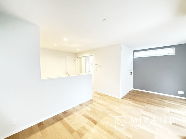 【居間・リビング】 | 陽当たりが心地の良いリビング空間です。日中はカーテンを開けて自然な光を取り込みリラックスして過ごしたいですね、照明器具もセンスの良いものを使いたいですね。
