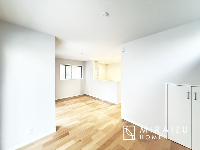 【居間・リビング】 | 大きな窓が特徴の南向きリビングでは、太陽光も沢山取り込むことが出来てお家の中にいても日光浴が可能ですね、開放的な空間です。インテリア選びも楽しそう、ご家族様で相談しながらインテリア配置も楽しみたいです