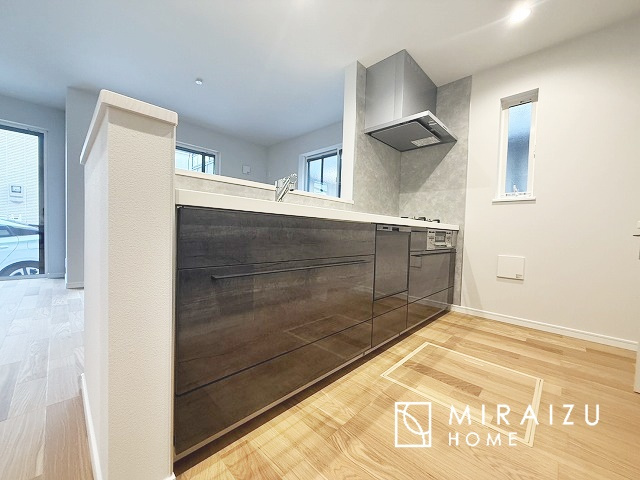 【キッチン】 | 洗練されたキッチンでは毎日の家事を少しでも楽に快適に工夫したいですね、大きいシンクではお皿洗いもストレスフリー、3口コンロでは要領よくお料理も可能です。レンジフードもお掃除がしやすい設計が嬉しい。