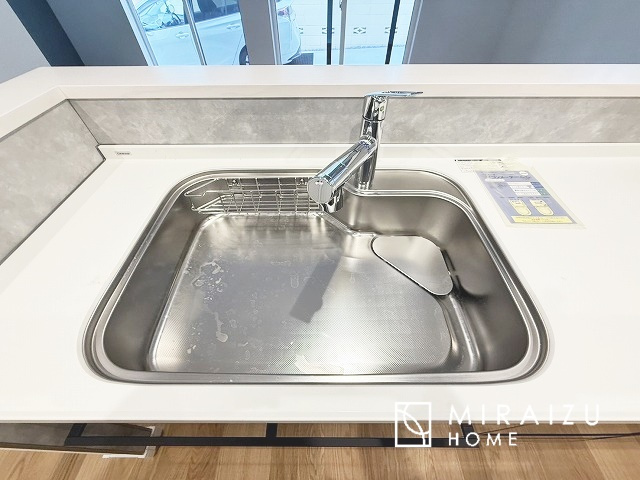 【設備】 | 洗練されたキッチンでは毎日の家事を少しでも楽に快適に工夫したいですね、大きいシンクではお皿洗いもストレスフリー、3口コンロでは要領よくお料理も可能です。レンジフードもお掃除がしやすい設計が嬉しい。