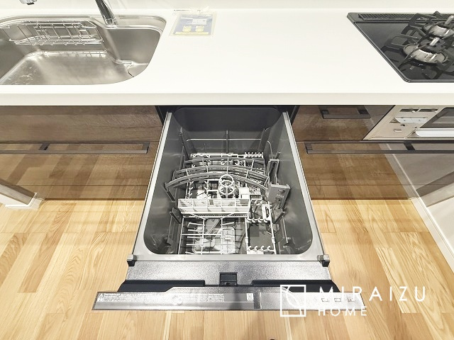 【設備】 | 洗練されたキッチンでは毎日の家事を少しでも楽に快適に工夫したいですね、大きいシンクではお皿洗いもストレスフリー、3口コンロでは要領よくお料理も可能です。レンジフードもお掃除がしやすい設計が嬉しい。