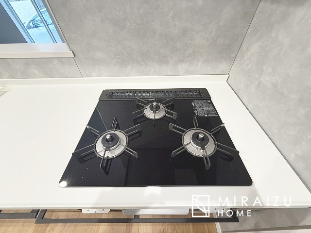 【設備】 | 洗練されたキッチンでは毎日の家事を少しでも楽に快適に工夫したいですね、大きいシンクではお皿洗いもストレスフリー、3口コンロでは要領よくお料理も可能です。レンジフードもお掃除がしやすい設計が嬉しい。