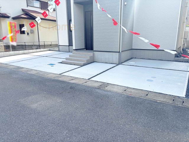 我孫子市つくし野8期　新築戸建て　1号棟の駐車場|カースペースは3台完備。ゲスト用のスペースも確保できますね♪