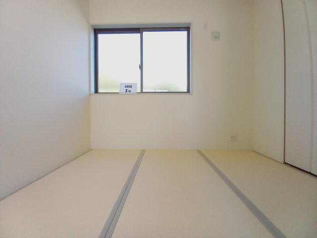 【小名浜大原1期／3号棟】ご成約特典として人気家電プレゼント中です！の和室|同施工◆和室の写真です◆　お泊りに来た親戚や来客時、ちょっと横になりたい時にあると便利です♪　和の雰囲気が心を落ち着かせてくれますね♪