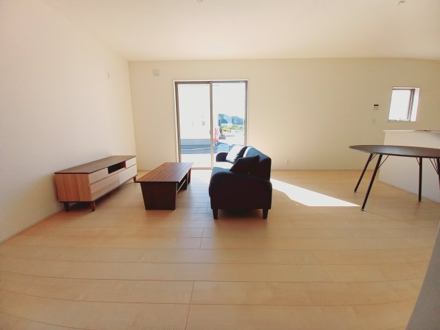 【小名浜大原1期／3号棟】ご成約特典として人気家電プレゼント中です！の居間・リビング|同施工　◆リビングの写真です◆　ホームパーティーも盛り上がりそうなおしゃれなリビング♪　広いリビングで快適に、ゆったりと過ごせますね♪