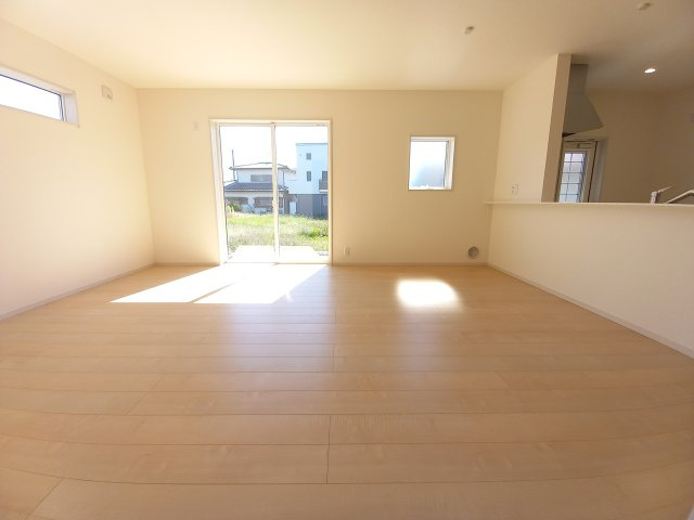 【小名浜大原1期／3号棟】ご成約特典として人気家電プレゼント中です！の居間・リビング|同施工◆リビングの写真です◆明るめのフローリングですので、お部屋を更に広く見せてくれる効果も♪食事の団らんや休日のリラックスタイムなど、家族での大切な時間をより楽しく過ごせそうです。

