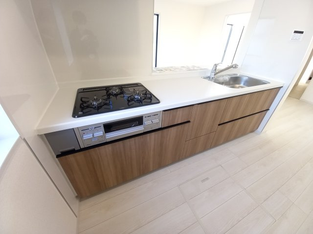 【小名浜大原1期／3号棟】ご成約特典として人気家電プレゼント中です！のキッチン|同施工◆キッチンの写真です◆　デザイン性と機能性を兼ね備えたキッチンです。　対面式キッチンは、家族の会話が途切れませんね♪