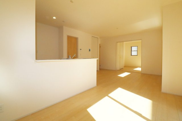 郡山市安積町南長久保1丁目　　　　２号棟　　　安積第３小学校、安積第２中学区　の居間・リビング