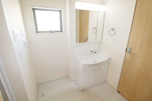 郡山市安積町南長久保1丁目　　　　２号棟　　　安積第３小学校、安積第２中学区　の洗面所