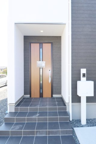 郡山市安積町南長久保1丁目　　　　２号棟　　　安積第３小学校、安積第２中学区　の玄関