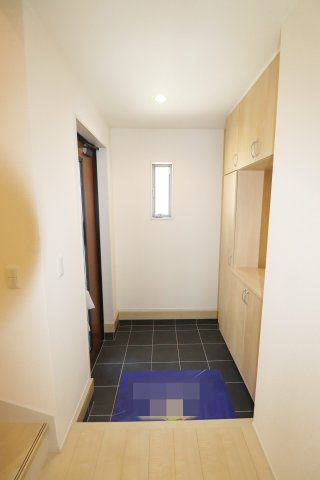 郡山市安積町南長久保1丁目　　　　２号棟　　　安積第３小学校、安積第２中学区　の玄関