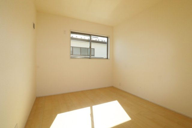 郡山市安積町南長久保1丁目　　　　２号棟　　　安積第３小学校、安積第２中学区　の洋室