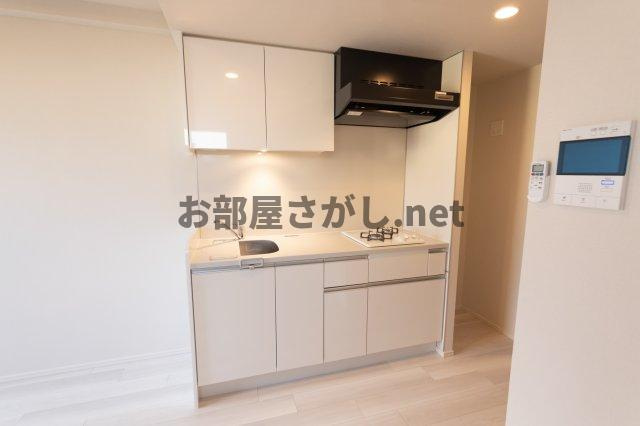 プラウドフラット浅草アベニューのキッチン|コンパクトなキッチンで掃除もラクラク